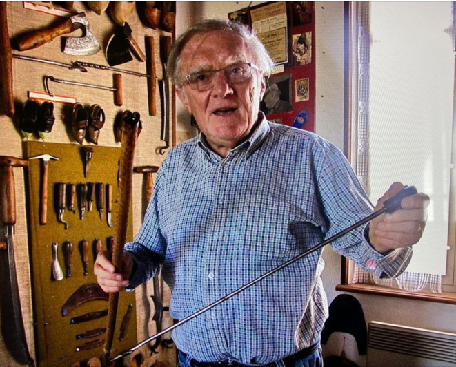 André Roumieux dans le Musée en hommage à son père, sabotier. © Claude Jeaneau. 2011 André Roumieux dans le Musée en hommage à son père, sabotier. © Claude Jeaneau. 2011