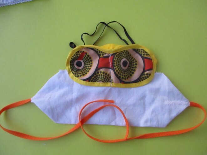 Masque pour rire et ne pas mourir : masque pour sommeil, torchon de cuisine, lacets de chaussure © E. Heboyan, 2020 Masque pour rire et ne pas mourir : masque pour sommeil, torchon de cuisine, lacets de chaussure © E. Heboyan, 2020