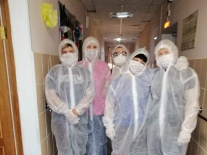Cinq volontaires de Starost v radost en renfort dans une maison de retraite touchée par le Covid-19 © I-ru Cinq volontaires de Starost v radost en renfort dans une maison de retraite touchée par le Covid-19 © I-ru