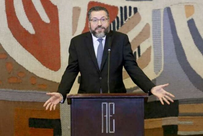 Ernesto Araújo, ministre des affaires étrangères © https://odia.ig.com.br/brasil/2020/04/5903606--chegou-o-comunavirus---ernesto-araujo-diz-que-quarentena-faz-parte-de-plano-para-impor-comunismo-no-mun Ernesto Araújo, ministre des affaires étrangères © https://odia.ig.com.br/brasil/2020/04/5903606--chegou-o-comunavirus---ernesto-araujo-diz-que-quarentena-faz-parte-de-plano-para-impor-comunismo-no-mun