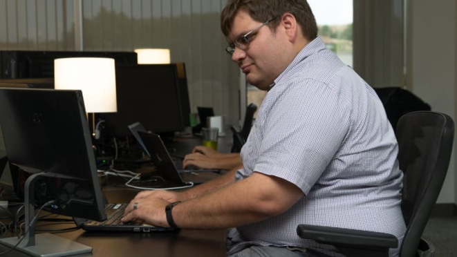 Will Collett, informaticien chez Auticon, a bien réussi sa transition vers le travail à distance pendant la pandémie de coronavirus. Les personnes autistes préfèrent souvent communiquer par un texte ou un courriel précis plutôt que par des conversations verbales ou en face à face. © Auticon Will Collett, informaticien chez Auticon, a bien réussi sa transition vers le travail à distance pendant la pandémie de coronavirus. Les personnes autistes préfèrent souvent communiquer par un texte ou un courriel précis plutôt que par des conversations verbales ou en face à face. © Auticon