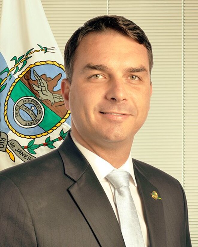 Flávio Bolsonaro © https://upload.wikimedia.org/wikipedia/commons/thumb/4/48/Foto_oficial_de_Fl%C3%A1vio_Bolsonaro_%28v._AgSen%29.jpg/200px-Foto_oficial_de_Fl%C3%A1vio_B Flávio Bolsonaro © https://upload.wikimedia.org/wikipedia/commons/thumb/4/48/Foto_oficial_de_Fl%C3%A1vio_Bolsonaro_%28v._AgSen%29.jpg/200px-Foto_oficial_de_Fl%C3%A1vio_B