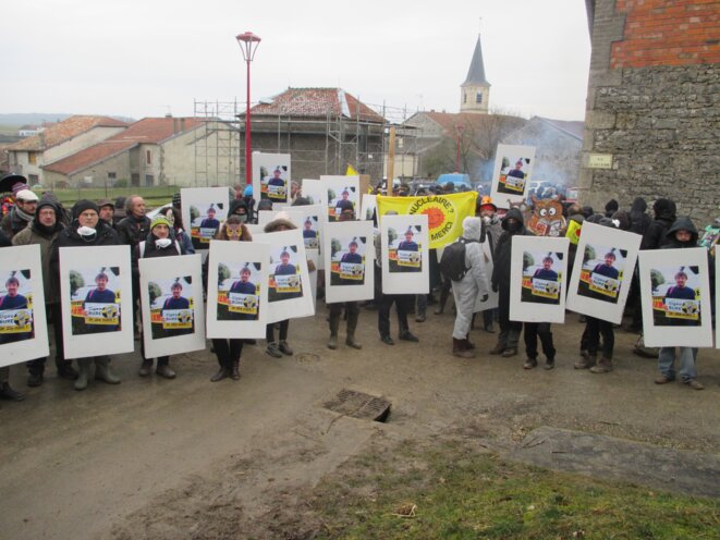 Rassemblement à Mandres-en-Barrois, le 2 mars 2018, pendant laquelle les identités téléphoniques des manifestants sont captées par IMSI catcher. ©Hervé Kempf/Reporterre Rassemblement à Mandres-en-Barrois, le 2 mars 2018, pendant laquelle les identités téléphoniques des manifestants sont captées par IMSI catcher. ©Hervé Kempf/Reporterre