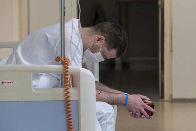 Un médecin aux urgences de Colmar, le 26 mars 2020. © Sébastien BOZON / AFP