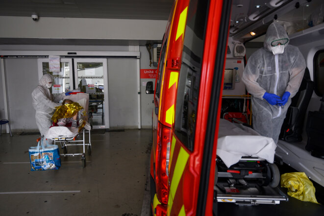 Faute de protection des soignants souffrent, Des marins-pompiers de Marseille accompagnent un patient Covid-19 le 15 avril 2020. © Christophe SIMON / AFP