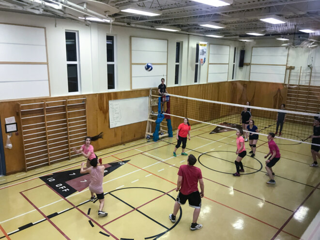 A l'approche du week-end le village se remplit peu à peu pour le tournoi de volley-ball. A l'approche du week-end le village se remplit peu à peu pour le tournoi de volley-ball.