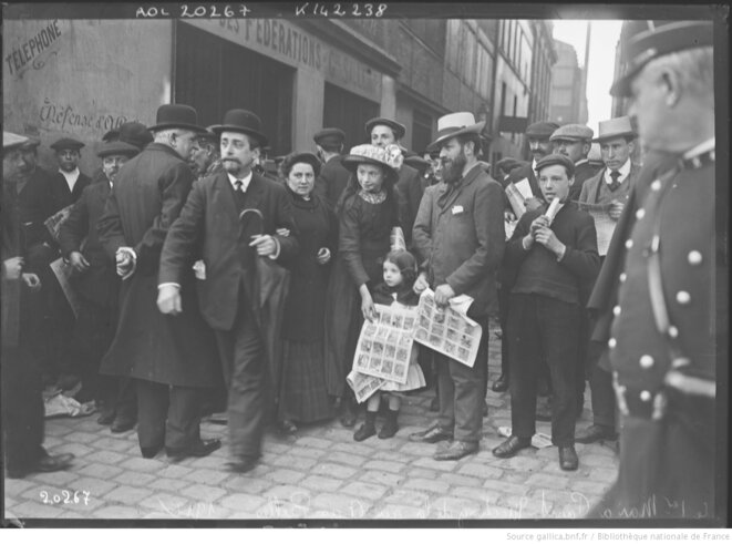 Le 1er mai à Paris. Meeting de la rue de la Grange-aux-Belles et vue des militants en famille, 1912. Photographie de presse de l'agence Rol, Paris. Source: gallica.bnf.fr. Le 1er mai à Paris. Meeting de la rue de la Grange-aux-Belles et vue des militants en famille, 1912. Photographie de presse de l'agence Rol, Paris. Source: gallica.bnf.fr.