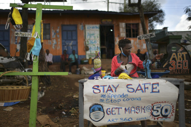 Dans le quartier populaire de Kibera à Nairobi au Kenya un artiste vend des masques de sa fabrication pour se protéger contre le Covid-19 le 14 avril 2020 Dans le quartier populaire de Kibera à Nairobi au Kenya un artiste vend des masques de sa fabrication pour se protéger contre le Covid-19 le 14 avril 2020