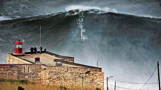 Surfer la vague géante de Nazaré Surfer la vague géante de Nazaré