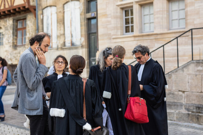 Étienne Ambroselli, à gauche, et ses avocat·e·s, en juin 2018. ©Mathieu Génon/Reporterre Étienne Ambroselli, à gauche, et ses avocat·e·s, en juin 2018. ©Mathieu Génon/Reporterre