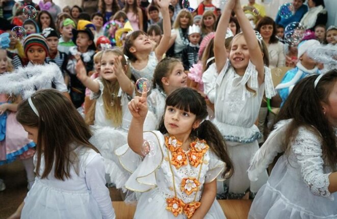Children in a foster home in Shchastya, Ukraine, wait for presents to be delivered by the activists of a charity project, December 2017. © Oleny Sviatogo Mikolaya Children in a foster home in Shchastya, Ukraine, wait for presents to be delivered by the activists of a charity project, December 2017. © Oleny Sviatogo Mikolaya