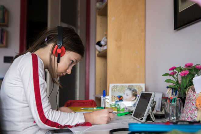 Valentina, école de primaire à Turin, participe à un cours en ligne, le 27 mars 2020 © Mauro Ujetto / NurPhoto via AFP Valentina, école de primaire à Turin, participe à un cours en ligne, le 27 mars 2020 © Mauro Ujetto / NurPhoto via AFP