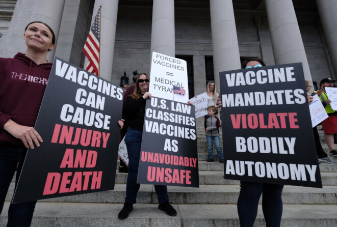 Des activistes anti-vaccins ont rejoint des centaines de manifestants au Capitole à Olympia, Washington, le 19 avril, pour protester contre l’ordre de confinement de l’Etat. © Alex Milan Tracy / AP Images Des activistes anti-vaccins ont rejoint des centaines de manifestants au Capitole à Olympia, Washington, le 19 avril, pour protester contre l’ordre de confinement de l’Etat. © Alex Milan Tracy / AP Images