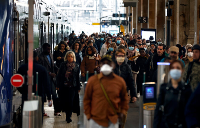 Des travailleurs prennent le train en gare du Nord, le 28 avril. © Thomas COEX / AFP