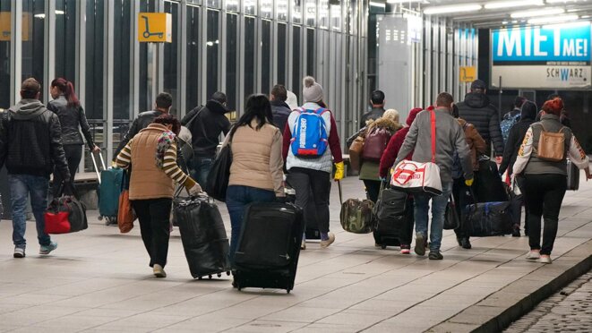 Des travailleurs saisonniers roumains quittant l'aéroport de Leipzig, le 20 avril 2020. © Peter Endig / dpa-Zentralbild / dpa Picture-Alliance via AFP Des travailleurs saisonniers roumains quittant l'aéroport de Leipzig, le 20 avril 2020. © Peter Endig / dpa-Zentralbild / dpa Picture-Alliance via AFP