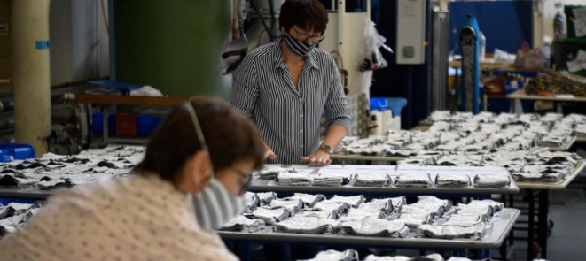 22 avril 2020. Dans l'usine de vêtements Saint-James (Manche) © Damien Meyer / AFP