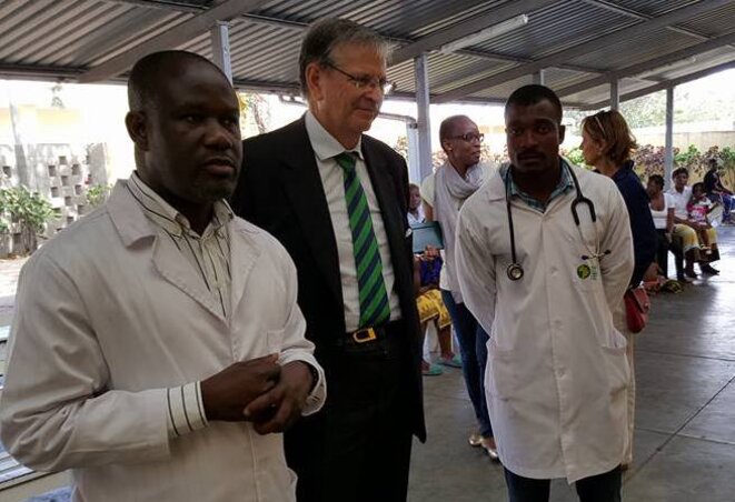 Álvaro Alabart, alors ambassadeur au Mozambique, visite en 2015 un centre de santé qui travaille notamment sur le paludisme, le sida, la tuberculose et les maladies diarrhéiques. © Ambassade d’Espagne au Mozambique Álvaro Alabart, alors ambassadeur au Mozambique, visite en 2015 un centre de santé qui travaille notamment sur le paludisme, le sida, la tuberculose et les maladies diarrhéiques. © Ambassade d’Espagne au Mozambique