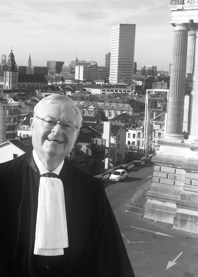 Xavier Magnée devant le Palais de Justice de Bruxelles Xavier Magnée devant le Palais de Justice de Bruxelles