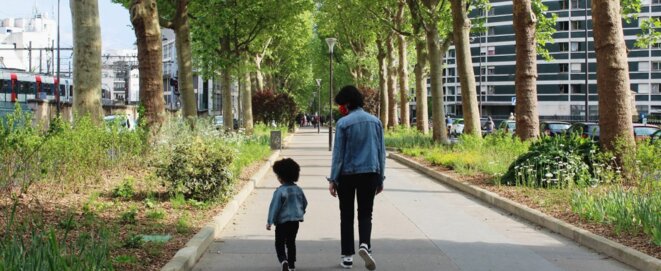 Mathilde est mère isolée depuis la naissance de sa fille il y a deux ans et demi. Toutes les difficultés qu'elle rencontre en temps normal sont exacerbées par le confinement. © NB/Bondy Blog Mathilde est mère isolée depuis la naissance de sa fille il y a deux ans et demi. Toutes les difficultés qu'elle rencontre en temps normal sont exacerbées par le confinement. © NB/Bondy Blog