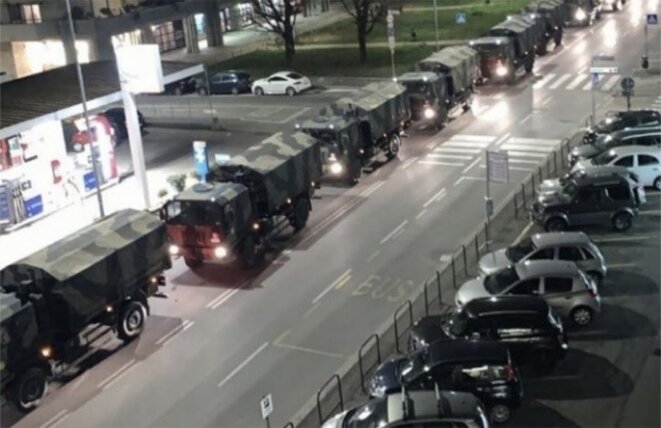 Des camions de l’armée à Bergame (Italie) transportant les cercueils que le cimetière de la ville ne peut plus contenir. Des camions de l’armée à Bergame (Italie) transportant les cercueils que le cimetière de la ville ne peut plus contenir.