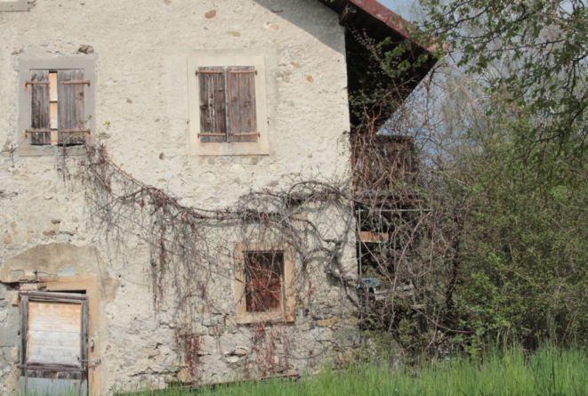 Une demeure rurale abandonée à Pully, dans l'est de l'agglomération lausannoise (aujourd'hui rasée pour laisser place à un complexe immobilier). Février 2017. Une demeure rurale abandonée à Pully, dans l'est de l'agglomération lausannoise (aujourd'hui rasée pour laisser place à un complexe immobilier). Février 2017.