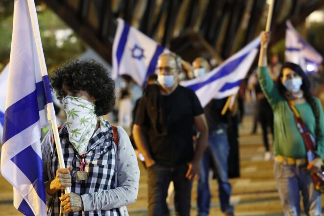 Une manifestation réclamant un "gouvernement de qualité", tout en respectant la distanciation sociale, à Tel Aviv, le 9 mai 2020. © Jack Guez/AFP Une manifestation réclamant un "gouvernement de qualité", tout en respectant la distanciation sociale, à Tel Aviv, le 9 mai 2020. © Jack Guez/AFP