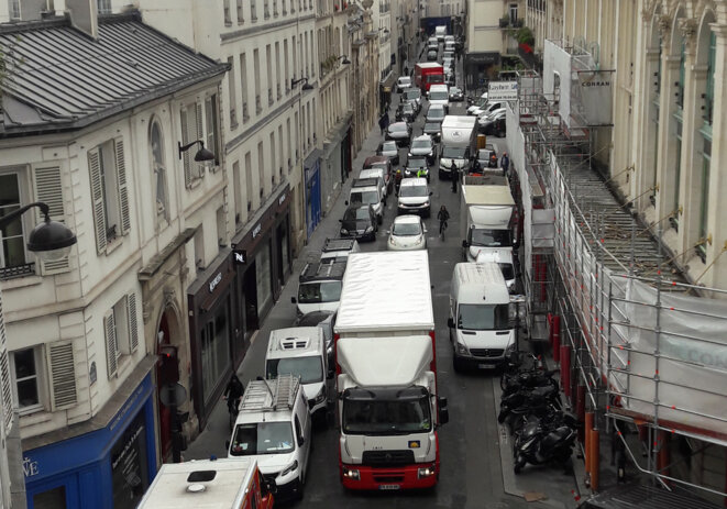 Le matin du 11 mai 2020, rue du Bac © Marc Jamous Le matin du 11 mai 2020, rue du Bac © Marc Jamous