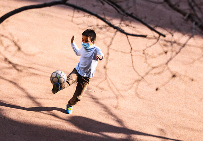 Un jeune garçon jouant dans les rues de Pékin, le 22 mars | © Iconsport Un jeune garçon jouant dans les rues de Pékin, le 22 mars | © Iconsport