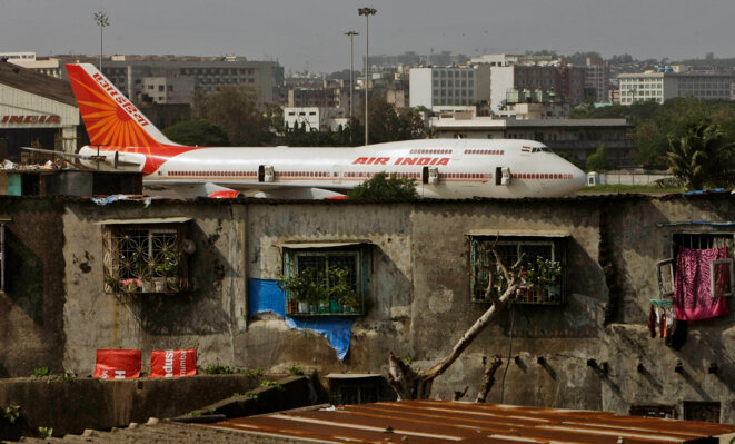 Un Boing 747 d'Air India visible depuis les taudis de Mumbai en Inde. © Rajanish Kakade - AP Photo Un Boing 747 d'Air India visible depuis les taudis de Mumbai en Inde. © Rajanish Kakade - AP Photo