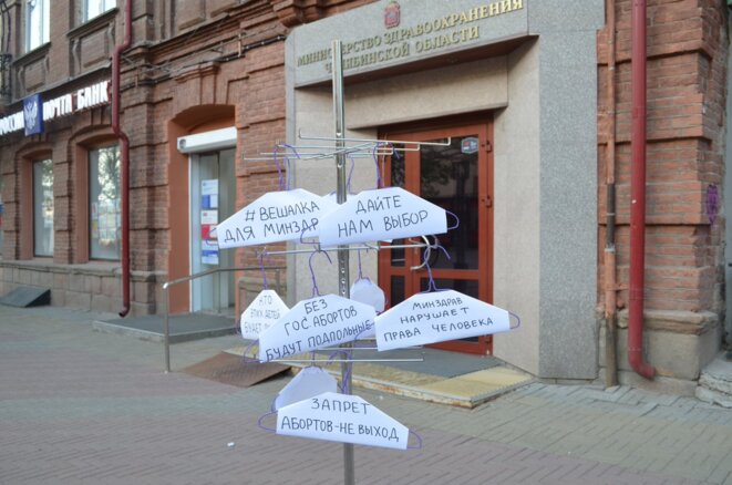 Installation devant le ministère de la santé de l’oblast de Tcheliabinsk le 8 mai 2020. Traduction des inscriptions sur les cintres : #cintre pour le ministère de la santé ; donnez nous le choix ; sans avortements légaux, ils seront clandestins ; le ministère de la santé viole les droits de l’homme ; interdiction des avortements - pas d’issue. © @chelfem Installation devant le ministère de la santé de l’oblast de Tcheliabinsk le 8 mai 2020. Traduction des inscriptions sur les cintres : #cintre pour le ministère de la santé ; donnez nous le choix ; sans avortements légaux, ils seront clandestins ; le ministère de la santé viole les droits de l’homme ; interdiction des avortements - pas d’issue. © @chelfem
