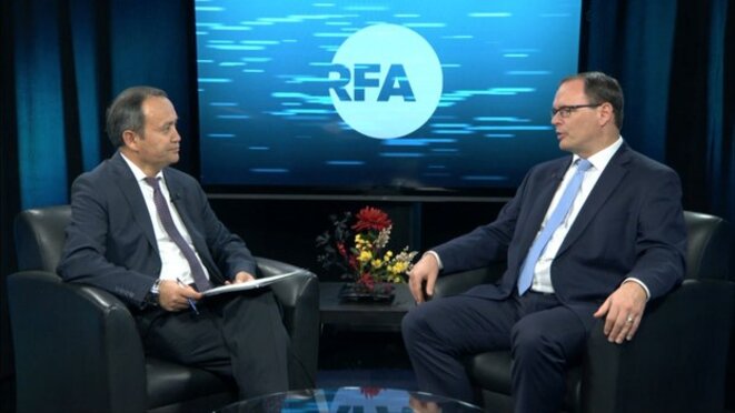 Adrian Zenz (à droite) interviewé par Alim Seytoff (à gauche) de RFA à Washington, le 8 novembre 2019. Adrian Zenz (à droite) interviewé par Alim Seytoff (à gauche) de RFA à Washington, le 8 novembre 2019.