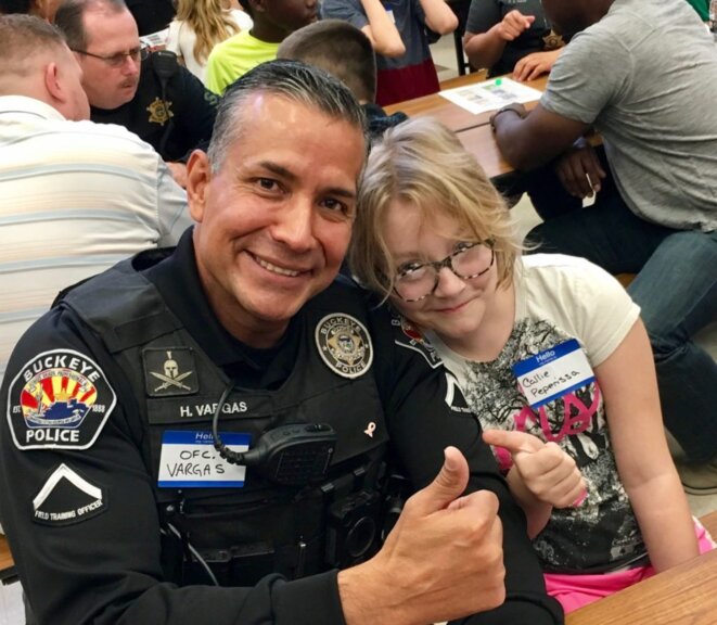 De petits changements : Les agents du département de police de Buckeye, en Arizona, prennent des mesures pour améliorer leurs interactions avec les enfants handicapés. © Photo avec l'aimable autorisation de Shelly Hornback / Litchfield Elementary School District De petits changements : Les agents du département de police de Buckeye, en Arizona, prennent des mesures pour améliorer leurs interactions avec les enfants handicapés. © Photo avec l'aimable autorisation de Shelly Hornback / Litchfield Elementary School District