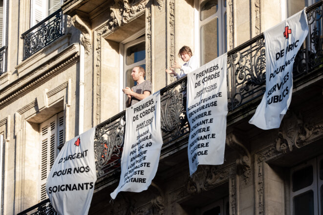 People in Bordeaux, south-west France, applauding health sector workers from their balconies on May 6th 2020. © AFP/Hans Lucas