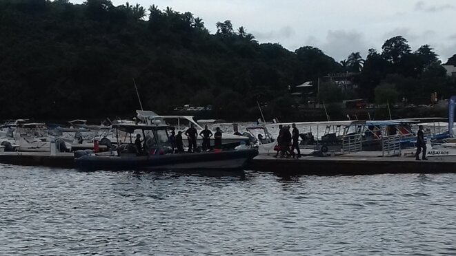 Les gendarmes embarquent des clandestins sur leur bateau, direction le centre de rétention. © Damien Gautreau Les gendarmes embarquent des clandestins sur leur bateau, direction le centre de rétention. © Damien Gautreau