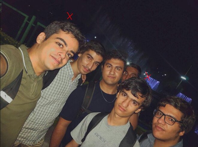 Ali Younesi (à gauche) et Amir-Hossein Moradi dans leur groupe d'étudiants d'élite de l'université Charif à Téhéran Ali Younesi (à gauche) et Amir-Hossein Moradi dans leur groupe d'étudiants d'élite de l'université Charif à Téhéran