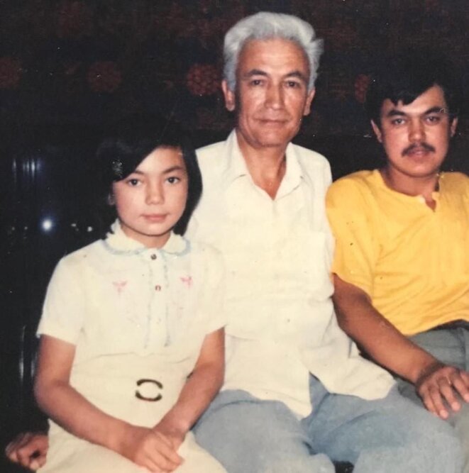 Gulruy et Hüsenjan avec leur père sur une photo non datée. Gulruy et Hüsenjan avec leur père sur une photo non datée.