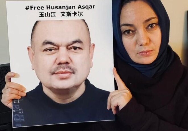 Gulruy avec une image de Hüsenjan. En 2020, ses proches ont confirmé qu'il avait été libéré après plus d'un an de détention. Gulruy avec une image de Hüsenjan. En 2020, ses proches ont confirmé qu'il avait été libéré après plus d'un an de détention.