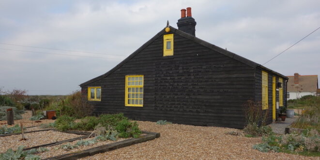 Prospect Cottage, with John Donne’s poem The Sun Rising (1633) excerpted on the facade. © Hanneke Skerath Prospect Cottage, with John Donne’s poem The Sun Rising (1633) excerpted on the facade. © Hanneke Skerath