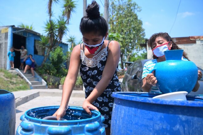 Des habitants d'un quartier pauvre de Ciudad Delgado, au Salvador, puisent de l'eau gratuite, le 8 avril 2020 © AFP - Marvin Recinos. Des habitants d'un quartier pauvre de Ciudad Delgado, au Salvador, puisent de l'eau gratuite, le 8 avril 2020 © AFP - Marvin Recinos.