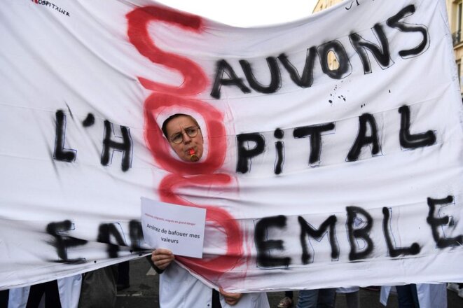 Une manifestante pendant la marche du 17 décembre 2019 à Paris. © Alain Jocard. AFP Une manifestante pendant la marche du 17 décembre 2019 à Paris. © Alain Jocard. AFP