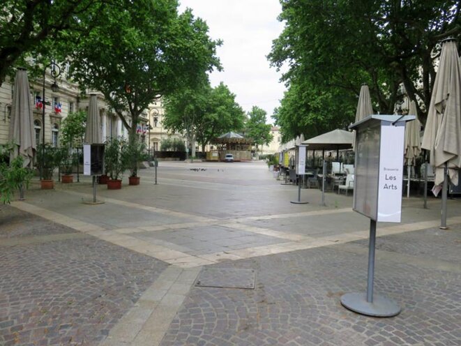 avignon-place-de-lhorloge-confine-e
