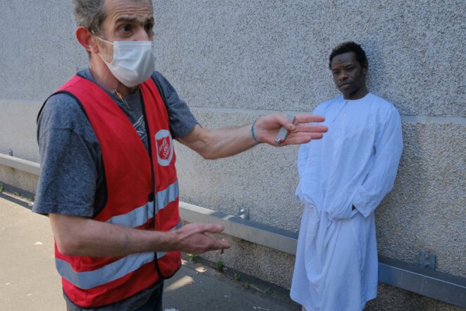 Hélio Borges, au squat du collectif de sans-papiers Schaeffer (rue de Valmy, La Courneuve / Seine-Saint-Denis), discute avec Doumbia Dramane Adama, 31 ans, arrivé de Côte-d'Ivoire il y a trois ans. © Antoine Peillon (Ishta) Hélio Borges, au squat du collectif de sans-papiers Schaeffer (rue de Valmy, La Courneuve / Seine-Saint-Denis), discute avec Doumbia Dramane Adama, 31 ans, arrivé de Côte-d'Ivoire il y a trois ans. © Antoine Peillon (Ishta)