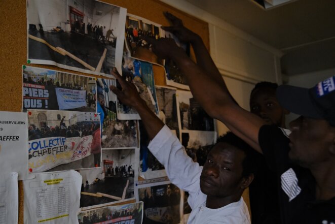 Au squat du collectif de sans-papiers Schaeffer, Doumbia Dramane Adama et ses "frères" montrent les photos de leurs manifestations pour "obtenir des papiers". © Antoine Peillon (Ishta) Au squat du collectif de sans-papiers Schaeffer, Doumbia Dramane Adama et ses "frères" montrent les photos de leurs manifestations pour "obtenir des papiers". © Antoine Peillon (Ishta)