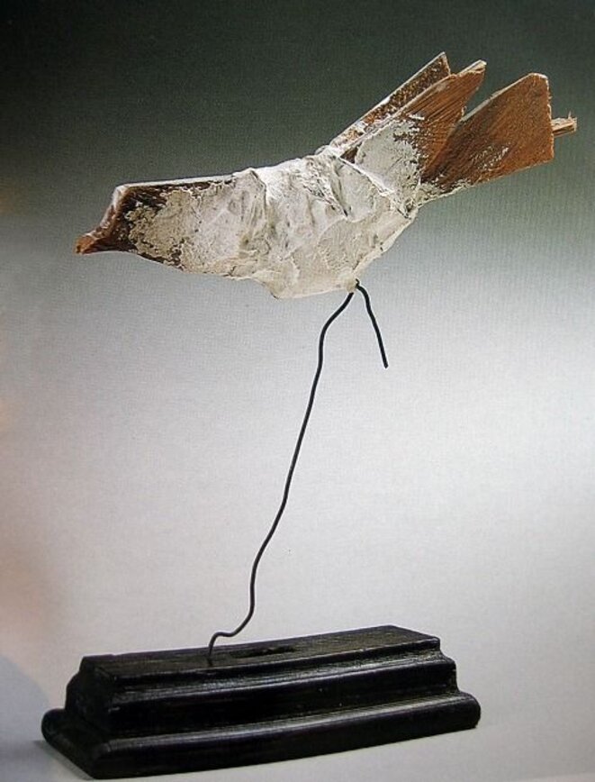 Le Merle, 1943, bois, plâtre et fil métallique 18 X 22 X 7 cm Le Merle, 1943, bois, plâtre et fil métallique 18 X 22 X 7 cm
