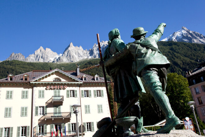 À Chamonix, la statue de deux guides célèbres, Jacques Balmat et Horace-Bénédict de Saussure. © Philippe Roy / Aurimages via AFP