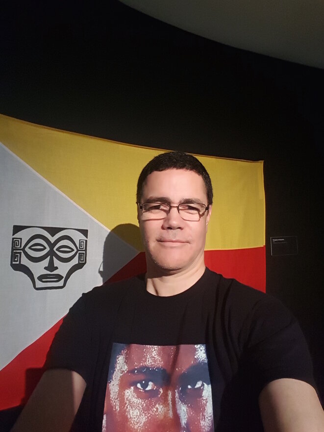 Le drapeau Enata (Marquisien) et le visiteur guyanais d’océanique fraternité. (Exposition "MATAHOATA, Arts et Société aux Îles Marquises". Juillet 2016) Le drapeau Enata (Marquisien) et le visiteur guyanais d’océanique fraternité. (Exposition "MATAHOATA, Arts et Société aux Îles Marquises". Juillet 2016)