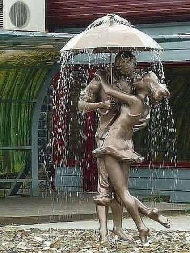 Un p'tit coin d'parapluie ... © Capture Internet Un p'tit coin d'parapluie ... © Capture Internet