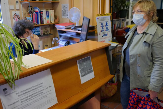 Brahim Maza, 49 ans, directeur du Centre Paul-Coudert (à gauche), fait le point sur les distributions du jour, avec Nadine Duteriez, 60 ans, assistante de la direction du CCAS de Bagnolet. © Antoine Peillon (Ishta) Brahim Maza, 49 ans, directeur du Centre Paul-Coudert (à gauche), fait le point sur les distributions du jour, avec Nadine Duteriez, 60 ans, assistante de la direction du CCAS de Bagnolet. © Antoine Peillon (Ishta)