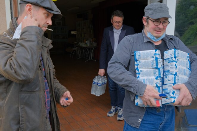 Boris Darque, 42 ans, et Jérôme Guyot, 47 ans, bénévoles des Marmoulins de Ménil’, aident Laura à charger sa voiture de paniers-repas, de bouteilles d’eau et de lait, ainsi que de produits d’hygiène, avec la participation de Pascal Fourestier, chargé de mission pour l'égalité entre les femmes et les hommes et la lutte contre les discriminations à la Ville de Bagnolet, qui coordonne au mieux toute l’organisation de la boutique solidaire éphémère. © Antoine Peillon (Ishta) Boris Darque, 42 ans, et Jérôme Guyot, 47 ans, bénévoles des Marmoulins de Ménil’, aident Laura à charger sa voiture de paniers-repas, de bouteilles d’eau et de lait, ainsi que de produits d’hygiène, avec la participation de Pascal Fourestier, chargé de mission pour l'égalité entre les femmes et les hommes et la lutte contre les discriminations à la Ville de Bagnolet, qui coordonne au mieux toute l’organisation de la boutique solidaire éphémère. © Antoine Peillon (Ishta)