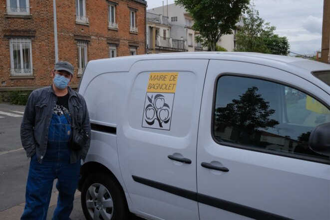 Jérôme Guyot, bénévole des Marmoulins de Ménil’, pose volontiers devant un véhicule de la Ville de Bagnolet. © Antoine Peillon (Ishta)